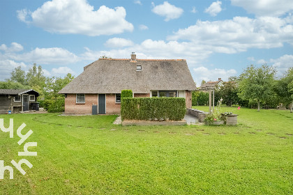 033 Prachtig gelegen 6 persoons vakantiehuis aan het water met grote tuin in Ossenzijl