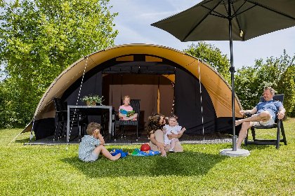 005 De Waard Tunneltent met prive sanitair | 5 personen 005 De Waard Tunneltent met prive sanitair | 5 personen