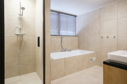 012 Familiehuis Rheeze met Jacuzzi