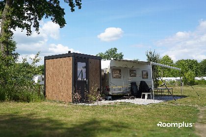001 Kampeerplaats met prive sanitair de luxe