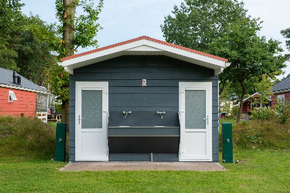 008 Kampeerplaats met prive sanitair