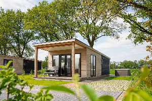 Luxe 2 persoons wellnesslodge met bubbelbad, sauna en sunshower