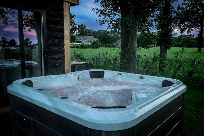 008 Luxe 2 persoons wellnesslodge met bubbelbad, sauna en sunshower