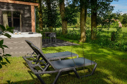 011 Luxe 2 persoons wellnesslodge met bubbelbad, sauna en sunshower