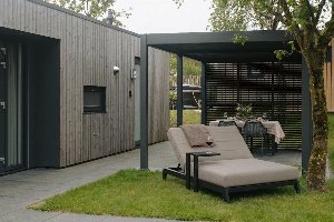 Oak lodge met overkapping | twee badkamers, buitenkamer en loungebed | 4 personen Oak lodge met overkapping | twee badkamers, buitenkamer en loungebed | 4 personen
