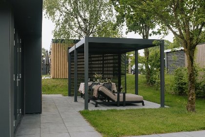 002 Oak lodge met overkapping | twee badkamers, buitenkamer en loungebed | 4 personen