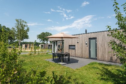 003 Oak lodge met overkapping | twee badkamers, buitenkamer en loungebed | 4 personen