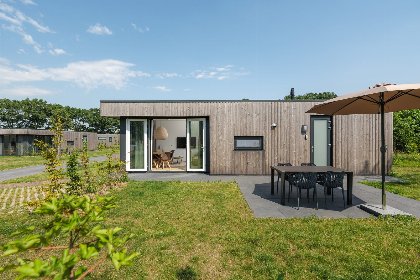 004 Oak lodge met overkapping | twee badkamers, buitenkamer en loungebed | 4 personen