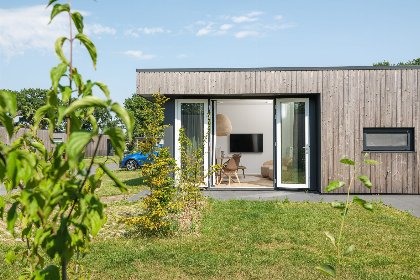 005 Oak lodge met overkapping | twee badkamers, buitenkamer en loungebed | 4 personen