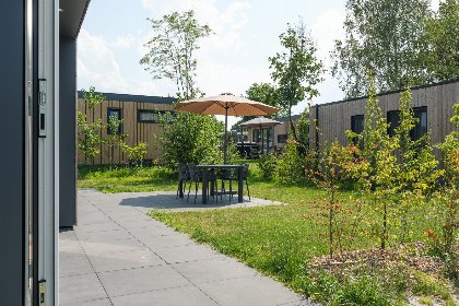 006 Oak lodge met overkapping | twee badkamers, buitenkamer en loungebed | 4 personen