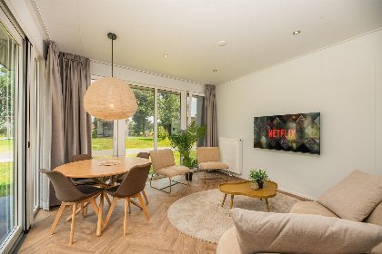 007 Oak lodge met overkapping | twee badkamers, buitenkamer en loungebed | 4 personen