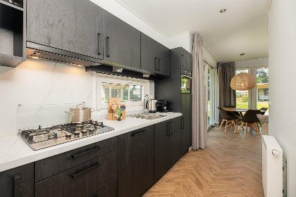 009 Oak lodge met overkapping | twee badkamers, buitenkamer en loungebed | 4 personen