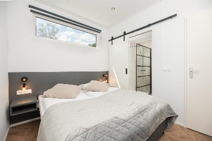 010 Oak lodge met overkapping | twee badkamers, buitenkamer en loungebed | 4 personen