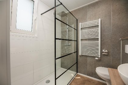 011 Oak lodge met overkapping | twee badkamers, buitenkamer en loungebed | 4 personen