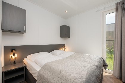 013 Oak lodge met overkapping | twee badkamers, buitenkamer en loungebed | 4 personen