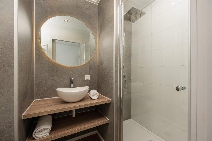014 Oak lodge met overkapping | twee badkamers, buitenkamer en loungebed | 4 personen