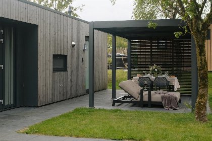 015 Oak lodge met overkapping | twee badkamers, buitenkamer en loungebed | 4 personen