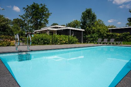 018 Oak lodge met overkapping | twee badkamers, buitenkamer en loungebed | 4 personen