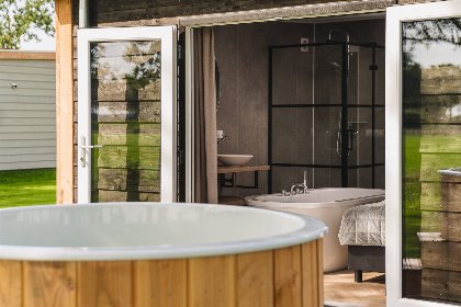 011 Panorama Wellnesslodge | hottub, sauna en ligbad | 2 pers