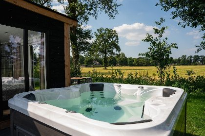 001 Panorama Wellnesslodge | jacuzzi, sauna en ligbad | 2 pers 001 Panorama Wellnesslodge | jacuzzi, sauna en ligbad | 2 pers