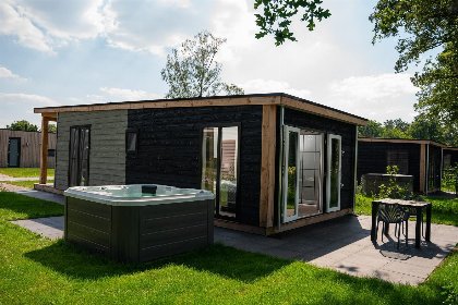 006 Panorama Wellnesslodge | jacuzzi, sauna en sunshower | 2 pers