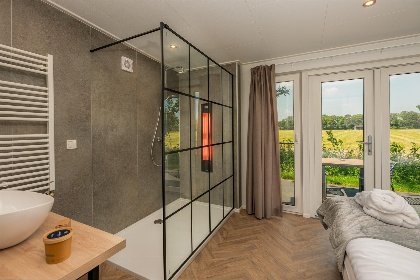 015 Panorama Wellnesslodge | jacuzzi, sauna en sunshower | 2 pers