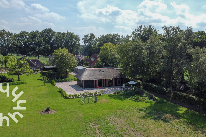 009 Landelijk gelegen 2 persoons vakantiehuis met groot terras en hottub in Sint Jansklooster