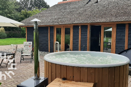 013 Landelijk gelegen 2 persoons vakantiehuis met groot terras en hottub in Sint Jansklooster