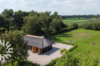 019 Landelijk gelegen 2 persoons vakantiehuis met groot terras en hottub in Sint Jansklooster