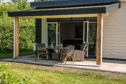 012 Luxe en royaal 2 persoons chalet met bubbelbad nabij Nationaal Park Weerribben Wieden