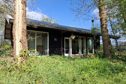 004 Gezellige tweepersoons bungalow op het platteland bij Nationaal Park de Weerribben