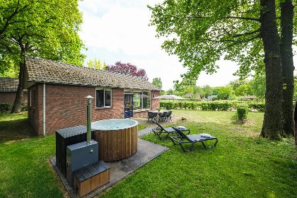 012 Aangepaste kinderbungalow 'Boerderij' met warme bubbeltub | 8 pers