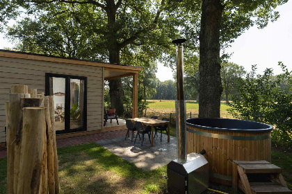 011 Gezellige 2 persoons lodge met Hottub op Vakantiepark Molke in Zuna