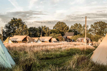 026 Gezellige 2 persoons lodge met Hottub op Vakantiepark Molke in Zuna