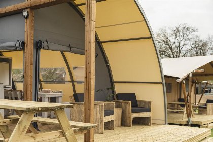 008 Groepsaccommodatie (6x luxe glampingtent) I 32 pers 008 Groepsaccommodatie (6x luxe glampingtent) I 32 pers