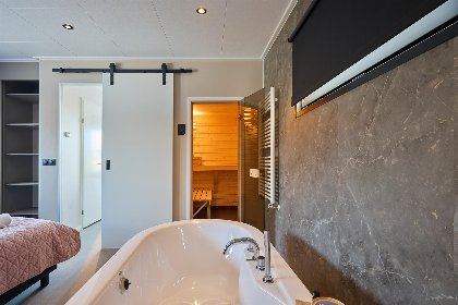 005 Happy Oak wellnesslodge met bubbeltub, ligbad, sauna en sunshower | 2 pers