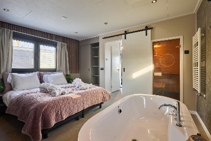 006 Happy Oak wellnesslodge met bubbeltub, ligbad, sauna en sunshower | 2 pers