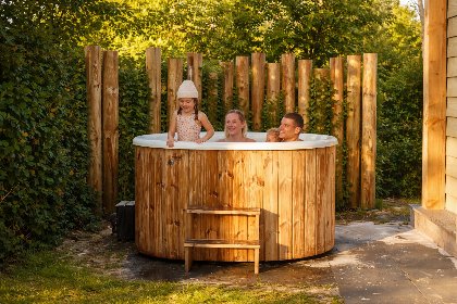 008 Happy Oak wellnesslodge met bubbeltub, ligbad, sauna en sunshower | 2 pers