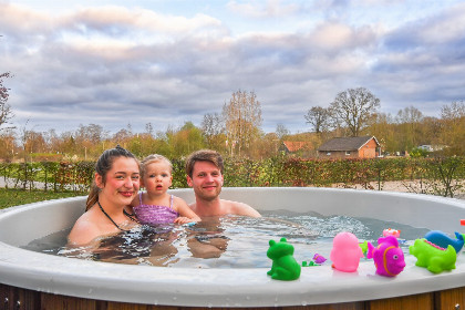 019 Kinderbungalow FC Molke stadion met warme bubbeltub I 6 personen