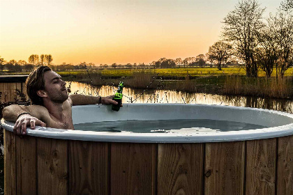 001 Luxe 6 persoons vakantiehuis met hottub aan het riviertje de Regge