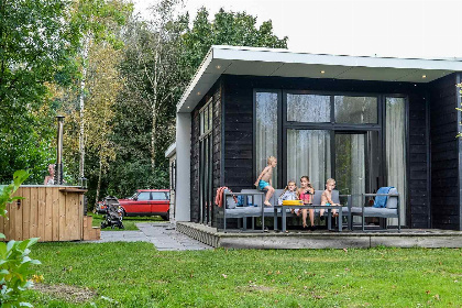 005 Luxe 6 persoons vakantiehuis met hottub aan het riviertje de Regge