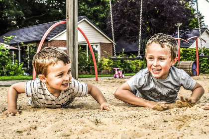 026 Prachtige 5 persoons kinder  babybungalow met Hottub