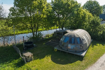 002 Riverdome met prive sanitair en hottub | 4 pers