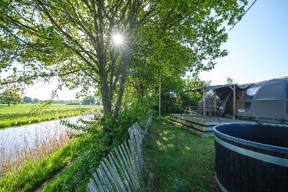 004 Riverdome met prive sanitair en hottub | 4 pers