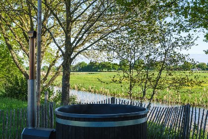 014 Riverdome met prive sanitair en hottub | 4 pers