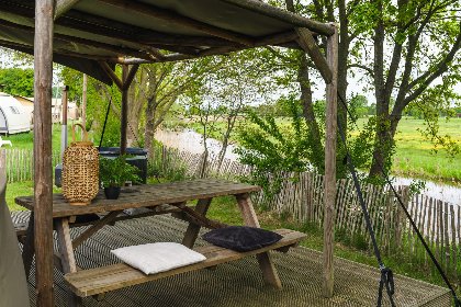 015 Riverdome met prive sanitair en hottub | 4 pers