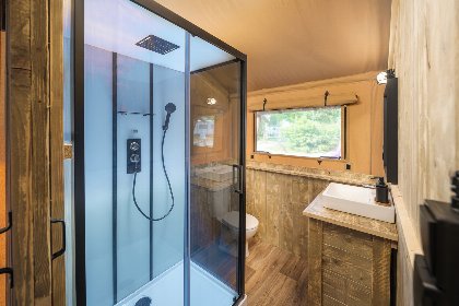 018 Safaritent met prive sanitair en extra groot terras | 8 pers 018 Safaritent met prive sanitair en extra groot terras | 8 pers