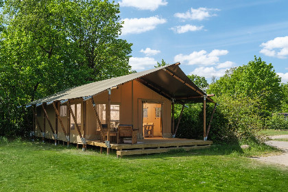 001 Safaritent met prive sanitair en extra groot terras | 8 personen