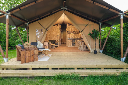 003 Safaritent met prive sanitair en extra groot terras | 8 personen