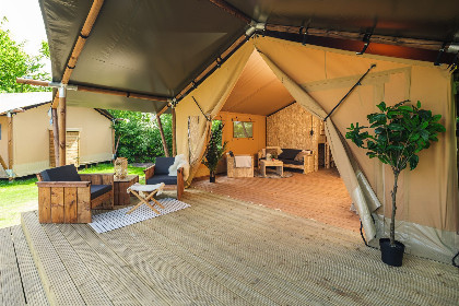 006 Safaritent met prive sanitair en extra groot terras | 8 personen